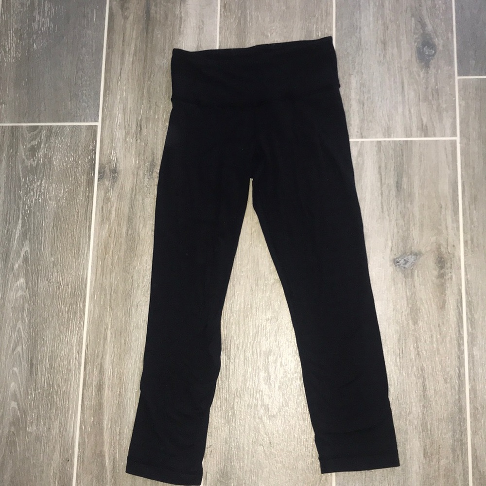 Lululemon cropped yoga pants.